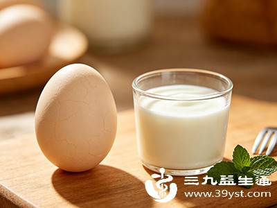 一个水煮蛋、一小杯无糖酸奶，避免午餐时因过度饥饿而暴食