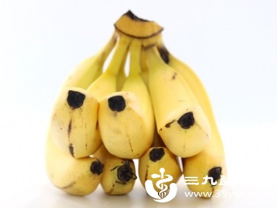香蕉含有丰富的钾元素和膳食纤维,钾元素能帮助维持孕妇心脏功能和血压稳定 香蕉含有丰富的钾元素和膳食纤维,钾元素能帮助维持孕妇心脏功能和血压稳定