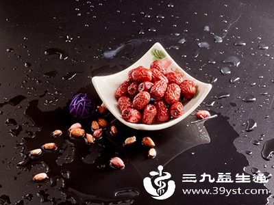 红枣性温,味甘,能补中益气、养血安神 红枣性温,味甘,能补中益气、养血安神