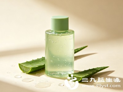 芦荟中富含维生素、氨基酸等抗氧化营养成分,能够帮助肌肤清除多余自由基,减少色素沉淀,改善熬夜暗沉、肤色不均、面色发黄等问题 芦荟中富含维生素、氨基酸等抗氧化营养成分,能够帮助肌肤清除多余自由基,减少色素沉淀,改善熬夜暗沉、肤色不均、面色发黄等问题