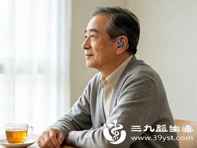 听力下降并非单一衰老导致，中耳炎、耳硬化、神经病变、脑部供血不足等，都可能引发听力衰退
