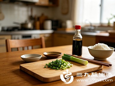 将葱洗净后切成段,放入清水中浸泡10-15分钟 将葱洗净后切成段,放入清水中浸泡10-15分钟