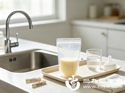 解冻后的母乳应尽快饮用,室温下放置不宜超过2小时 解冻后的母乳应尽快饮用,室温下放置不宜超过2小时