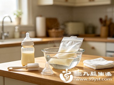 将解冻后的母乳容器放入37-40℃的温水中隔水加热 将解冻后的母乳容器放入37-40℃的温水中隔水加热