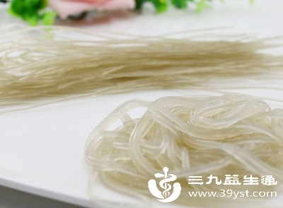 红油凉拌、麻辣火锅、肉末炒粉条等做法,会加入大量油脂、酱料,使粉条的整体热量大幅升高 红油凉拌、麻辣火锅、肉末炒粉条等做法,会加入大量油脂、酱料,使粉条的整体热量大幅升高