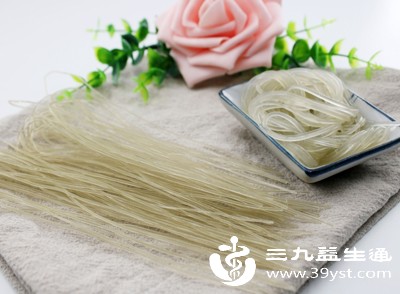 一般来说,成人每次食用干红薯粉条的量控制在30-50克为宜,煮熟后约100-150克,搭配其他食物可满足一餐的能量需求 一般来说,成人每次食用干红薯粉条的量控制在30-50克为宜,煮熟后约100-150克,搭配其他食物可满足一餐的能量需求