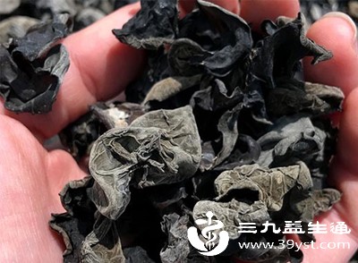 黑木耳属于真菌类蔬菜，其黑色来源于自身含有的黑色素