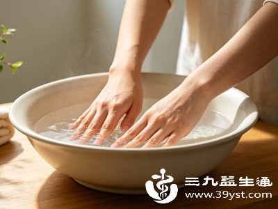 热水会加速皮肤血液循环，让辣椒素更快速地渗透到皮肤深层，反而加重灼烧感和疼痛感，延长不适时间