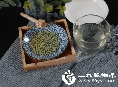 虽然辣椒素呈碱性，但高浓度酸性物质可能会刺激皮肤，尤其是手部有微小伤口时，会加剧疼痛感