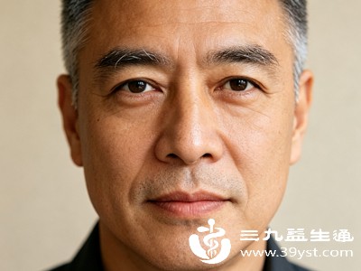 数量较多且快速增多、伴随皮肤白斑、毛发脱落、全身不适症状（如乏力、体重变化）、或有疾病史及特殊物质接触史
