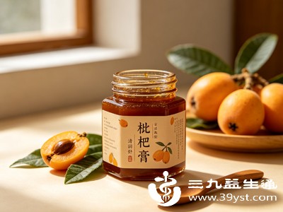 ，将枇杷膏放入口中，缓慢含化，让其充分接触咽喉部位，这种方式对咽喉干燥、轻微不适的缓解效果更直接