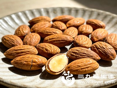 杏仁、芝麻、核桃、南瓜子等坚果种子,是极易被忽视的高钙食材 杏仁、芝麻、核桃、南瓜子等坚果种子,是极易被忽视的高钙食材