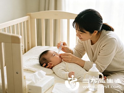 若宝宝鼻腔分泌物较干燥，可先向每个鼻孔滴入1-2滴生理盐水（非药物性）