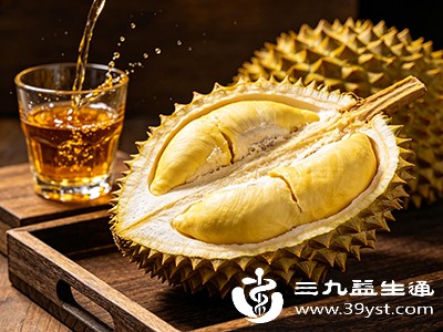 酒精代谢速度会显著减慢,需适当延长与吃榴莲的间隔时间 酒精代谢速度会显著减慢,需适当延长与吃榴莲的间隔时间