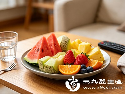 水果中的糖分还可能与正餐中的淀粉、蛋白质等成分混合,延缓胃排空速度,影响整体消化效率 水果中的糖分还可能与正餐中的淀粉、蛋白质等成分混合,延缓胃排空速度,影响整体消化效率