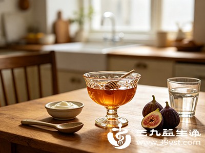 冲泡蜂蜜水时水温不宜过低，建议使用40℃以下的温水