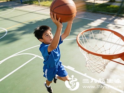 打篮球时突然转头防守，或不小心滑倒时用手撑地，都可能造成颈部软组织的急性损伤