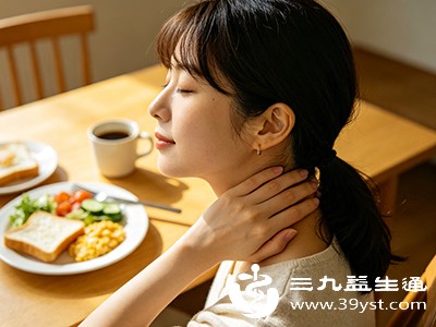 椎间盘的纤维环可能破裂，髓核突出压迫神经根或脊髓，引发脖子疼、僵硬