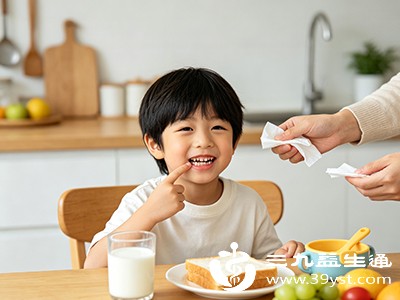 一般来说,乳牙自然脱落后,恒牙会在1-3个月内逐渐萌出 一般来说,乳牙自然脱落后,恒牙会在1-3个月内逐渐萌出