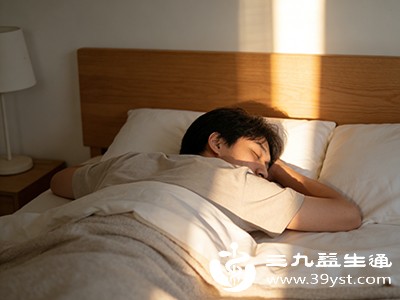 趴着睡=没安全感？除了心理因素 这些身体问题也可能让你不自觉趴着睡