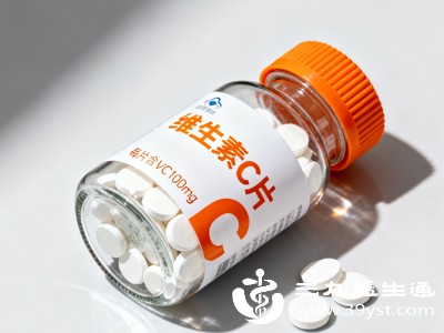 维生素C是去除高锰酸钾染色最安全、最高效的居家方法，适配所有肤质，老少皆宜