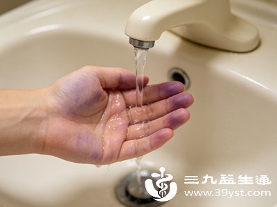 针对沾染时间久、颜色厚重的陈旧黑印，常规方法效果有限，可使用小苏打搭配肥皂水清洁