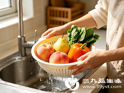 蔬菜水果食用前要用流动的清水冲洗干净
