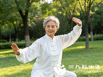太极拳属于温和的有氧运动，动作缓慢、柔和，注重呼吸与动作的协调