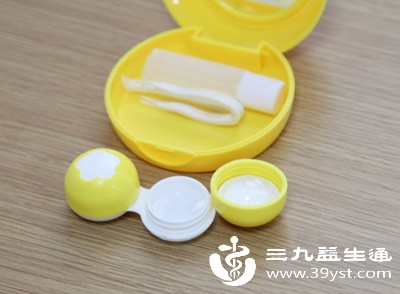 取出镜片后，立即用护理液揉搓清洁，再放入镜片盒中