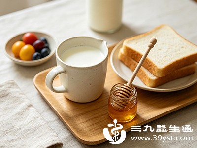 运动后饮用一杯温牛奶加蜂蜜,不仅能及时补充消耗的糖原,还能修复受损的肌肉组织 运动后饮用一杯温牛奶加蜂蜜,不仅能及时补充消耗的糖原,还能修复受损的肌肉组织