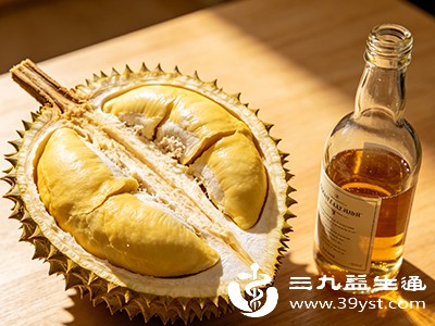 榴莲中的糖分含量较高,饮酒后身体会优先代谢酒精 榴莲中的糖分含量较高,饮酒后身体会优先代谢酒精