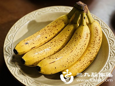 带斑香蕉(熟透):糖分更高,口感更软糯,适合牙口不好或消化功能偏弱的人群 带斑香蕉(熟透):糖分更高,口感更软糯,适合牙口不好或消化功能偏弱的人群