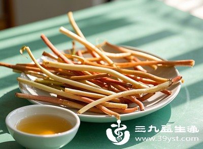 鱼腥草具有消肿散结特性，外用或内服均可发挥作用