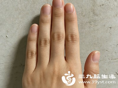 避免将指甲修剪过短，指甲边缘应修剪整齐、圆润，不要撕扯指甲周围的死皮