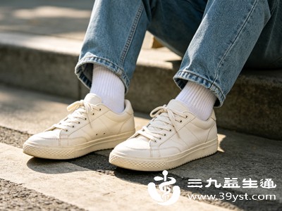 购买时应选择正规品牌、版型适合自己脚型的鞋子，试穿时多走动几分钟，感受脚后跟是否有挤压或摩擦感