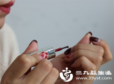 频繁美甲、打磨指甲,会破坏甲板表面的保护层,使指甲变得脆弱,容易出现凹陷、分层等情况 频繁美甲、打磨指甲,会破坏甲板表面的保护层,使指甲变得脆弱,容易出现凹陷、分层等情况