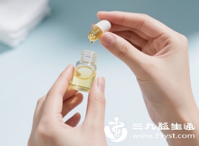 若想通过维生素e改善皮肤状态,建议选择专为面部设计的维生素e护肤品,如维生素e乳液、面霜、精华等 若想通过维生素e改善皮肤状态,建议选择专为面部设计的维生素e护肤品,如维生素e乳液、面霜、精华等
