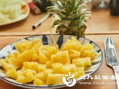 将切好的菠萝块放入淡盐水中浸泡20-30分钟再食用 将切好的菠萝块放入淡盐水中浸泡20-30分钟再食用