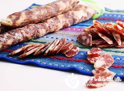 每100克香肠的热量约为307千卡，其中脂肪占比近60%