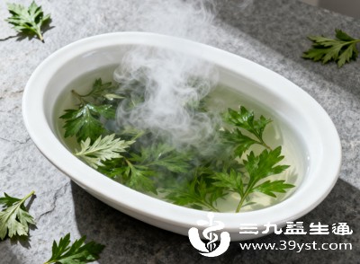 将艾叶晒干后研磨成粉，或直接取少量干燥的艾叶嫩芽，用开水冲泡饮用，即为艾叶茶