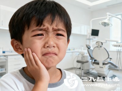 牙周炎是牙周组织的慢性炎症,急性发作时会出现牙龈红肿、疼痛、溢脓,严重时伴随面部肿胀 牙周炎是牙周组织的慢性炎症,急性发作时会出现牙龈红肿、疼痛、溢脓,严重时伴随面部肿胀