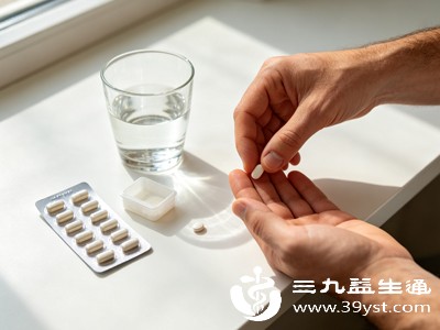 很多人胃部本身有慢性胃炎,更要遵循饭后服药原则,防止药物诱发胃部不适 很多人胃部本身有慢性胃炎,更要遵循饭后服药原则,防止药物诱发胃部不适
