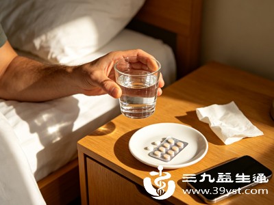 服药只能用温水,茶水、咖啡、牛奶、果汁都可能和药物发生反应,降低药效甚至产生副作用 服药只能用温水,茶水、咖啡、牛奶、果汁都可能和药物发生反应,降低药效甚至产生副作用