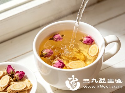 黄芪玫瑰花泡茶坚持适量饮用，能够改善整日疲惫、提不起精神、心烦易怒的亚健康状态