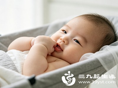 6个月以后，宝宝的情绪逐渐丰富，当他们感到孤独、焦虑、疲惫或无聊时，可能会通过吃手来寻求安慰，缓解不良情绪