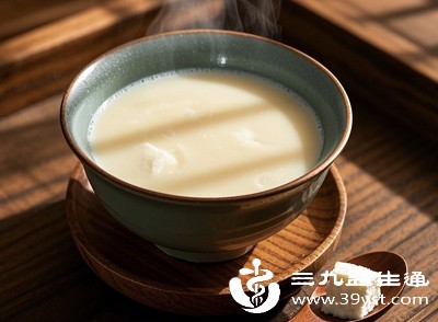 豆浆中含有一定量的膳食纤维,能促进肠道蠕动,改善孕期常见的便秘问题 豆浆中含有一定量的膳食纤维,能促进肠道蠕动,改善孕期常见的便秘问题