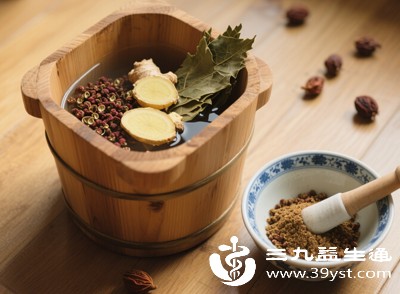 花椒本身擅长燥湿,生姜能温化水湿,搭配泡脚可疏通下肢经络,加快代谢,帮助排出体内湿浊 花椒本身擅长燥湿,生姜能温化水湿,搭配泡脚可疏通下肢经络,加快代谢,帮助排出体内湿浊