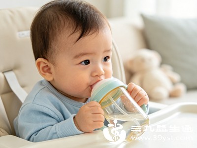 宝宝补水最大的误区就是一次性大量灌水