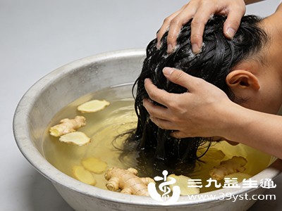 用温水（温度与生姜水一致）湿润头发和头皮，预洗1-2分钟