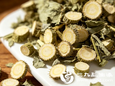 现代研究发现，小蓟中含有黄酮类、生物碱类等多种活性成分，这些成分可能通过促进凝血因子的活性、收缩血管等途径发挥止血作用